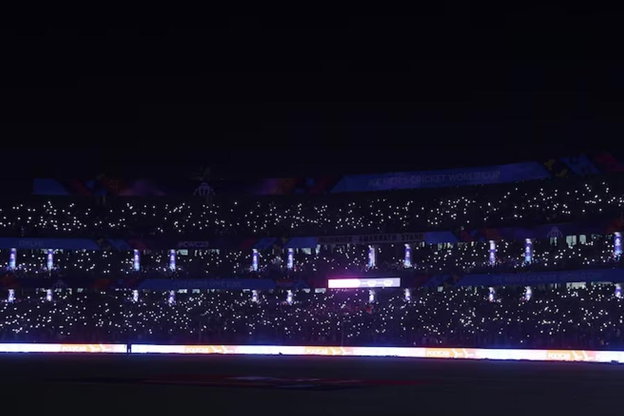 গানের পারফরম্যান্সের পর আবার শুরু হবে খেলা। দ্বিতীয় ইনিংসের পানীয় বিরতিতে ‘লেজ়ার অ্যান্ড লাইট শো’-এর আয়োজন করা হয়েছে। 