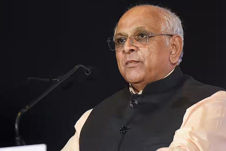 আমদাবাদে ম্যাচের আগে, গুজরাতের মুখ্যমন্ত্রী শুক্রবার একটি উচ্চ পর্যায়ের বৈঠক করে নিরাপত্তা, পরিচ্ছন্নতা এবং ট্র্যাফিক ব্যবস্থাপনা নিয়ে বিস্তৃত পর্যালোচনা করেছেন।