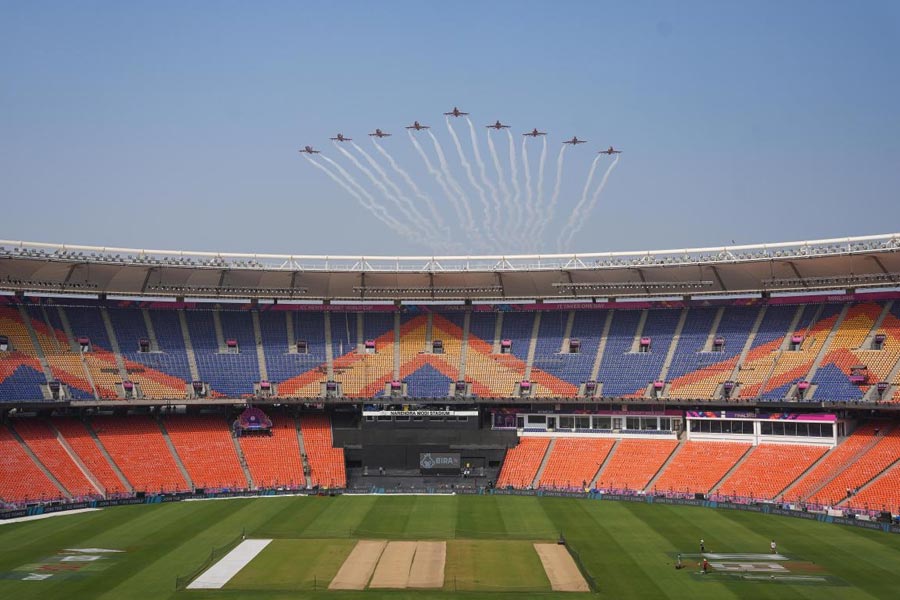 সব দলের বিশ্বকাপজয়ী অধিনায়কদের আমন্ত্রণ জানানো হয়েছে ফাইনালের দিন। বিসিসিআইয়ের তরফ থেকে তাঁদের বিশেষ সংবর্ধনা জানানো হবে। কপিল দেব এবং মহেন্দ্র সিংহ ধোনিও রয়েছেন আমন্ত্রিতদের তালিকায়।