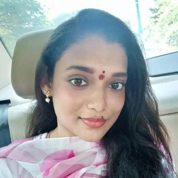 রবিবার ক্রিকেট বিশ্বকাপ ফাইনালে মুখোমুখি ভারত এবং অস্ট্রেলিয়া। ফাইনাল ম্যাচে কোন দল জিতবে, সে দিকেই তাকিয়ে ক্রিকেটপ্রেমীরা। এমন টানটান উত্তেজনাপূর্ণ মুহূর্তে নগ্ন হওয়ার ইচ্ছাপ্রকাশ করে বিতর্কে জড়ালেন অভিনেত্রী রেখা বোজ। এর আগে এমন প্রতিশ্রুতি দিয়েছিলেন পুনম পাণ্ডে।