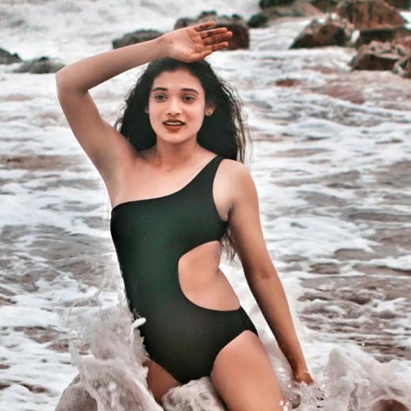 ইতিমধ্যেই মোদীরাজ্য গুজরাতে পৌঁছে গিয়েছে টিম ইন্ডিয়া। চলছে প্রস্তুতি পর্বও। তার মাঝেই ভারত দলকে নিয়ে বিতর্কিত মন্তব্য করে বসলেন রেখা।