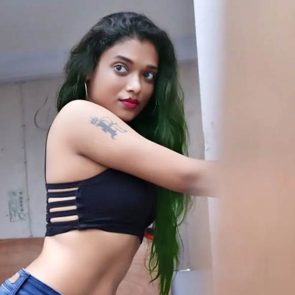 রেখা জানান, বিশ্বকাপ ফাইনালে ভারত জিতলে নাকি প্রকাশ্যে নগ্ন হয়ে দাঁড়াবেন তিনি। জায়গায়ও ঠিক করে ফেলেছেন তিনি।