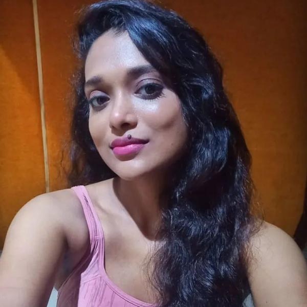 রেখার মন্তব্য, ভারত জিতলে বিশাখাপত্তনমের সমুদ্রসৈকতে নগ্ন হয়ে দাঁড়াবেন তিনি। এমনটাই দাবি রেখার। এই ধরনের মন্তব্য করে কটাক্ষের শিকার হতে শুরু করেছেন রেখা।