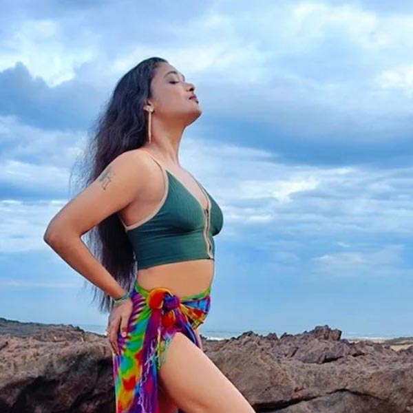 নেট ব্যবহারকারীদের মধ্যে কেউ কেউ লিখেছেন, ‘‘নোংরা মানসিকতা। এগুলো সবই প্রচারের আলোয় থাকার ফিকির।’’ এক নেটাগরিক মজা করে বলেন, ‘‘যদি আপনি এই কাজ করেন, তবে আমি আপনাকে নিয়ে পালিয়ে যাব।’’ 