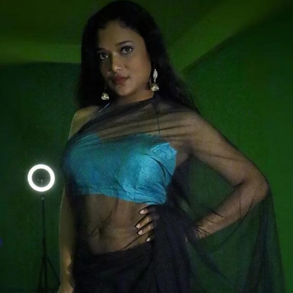 নেটব্যবহারকারীদের একাংশ আবার রেখাকে সতর্ক থাকতে বলেছেন। অভিনেত্রীর উদ্দেশে এক জন লেখেন, ‘‘আপনি এমন করলে লোকে আপনার গায়ে পাথর ছুড়বে।’’