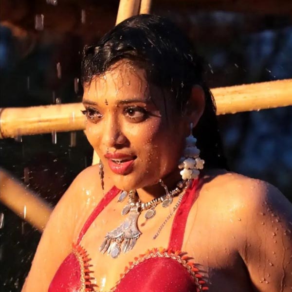 ২০২২ সালে ‘স্বাতী চিনুকু সন্ধ্যা ভেলালো’ নামের একটি তেলুগু ছবিতেও অভিনয় করেন রেখা।