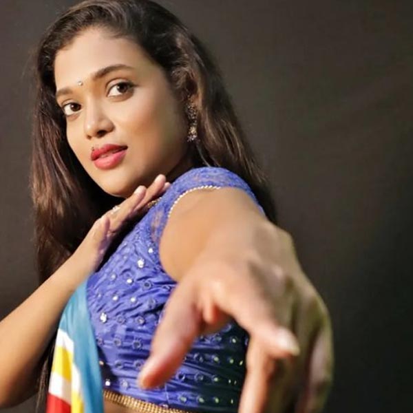 শুধু রেখা একাই নয়, এর আগেও বিশ্বকাপ ঘিরে চাঞ্চল্যকর মন্তব্য করে বিতর্কে জড়িয়ে পড়েন দুষ্টু ছবির অভিনেত্রী পুনম পাণ্ডে।