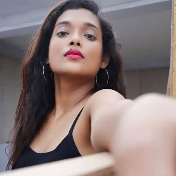 ভারত ২০১১ সালে বিশ্বকাপ জেতে। তবে নিজের দেওয়া কথা রাখেননি পুনম। চলতি বছরের বিশ্বকাপেও পুনমের মতো মন্তব্য করে সমাজমাধ্যমে রাতারাতি পরিচিতি পেয়েছেন রেখা।