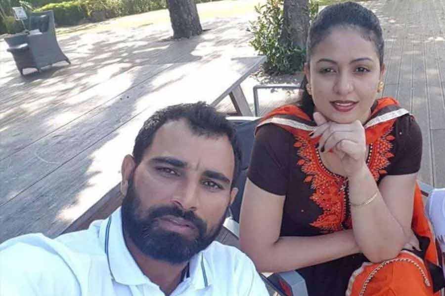 হাসিন এ-ও দাবি করেন, শামি টাকা দিয়ে নিজের খারাপ কাজ আড়াল করার চেষ্টা করছেন। সেমিফাইনালে ভাল খেলার পরেও যে স্বামীর প্রতি তাঁর নতুন কোনও অনুভূতি তৈরি হয়নি, তা-ও জানিয়েছেন। তিনি বলেন, “আমার আলাদা করে ওঁর প্রতি কোনও অনুভূতি তৈরি হয়নি। তবে ভারত সেমিফাইনাল জিতেছে এটা ভেবে ভাল লাগছে। প্রার্থনা করব যেন ফাইনালও জিততে পারে।” 