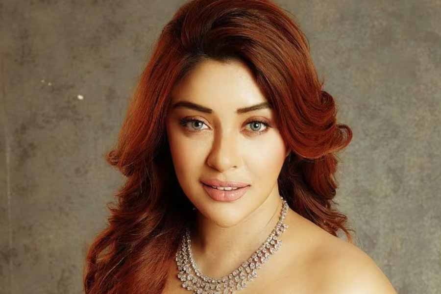 পায়েল ঘোষের প্রসঙ্গে হাসিন বলেন, ‘‘খ্যাতনামীদের সঙ্গে এ রকম ব্যাপার হয়েই থাকে। এটা খুব স্বাভাবিক। আমি এ নিয়ে কোনও মন্তব্য করতে চাই না।”