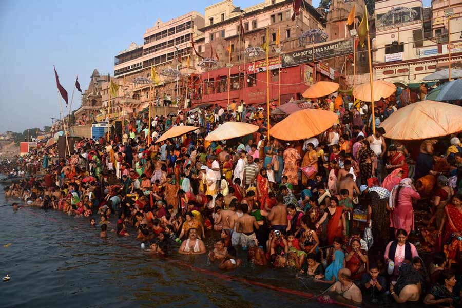 সমাগম: ভিড় উপচে পড়ছে বারাণসীর গঙ্গা-তীরে।