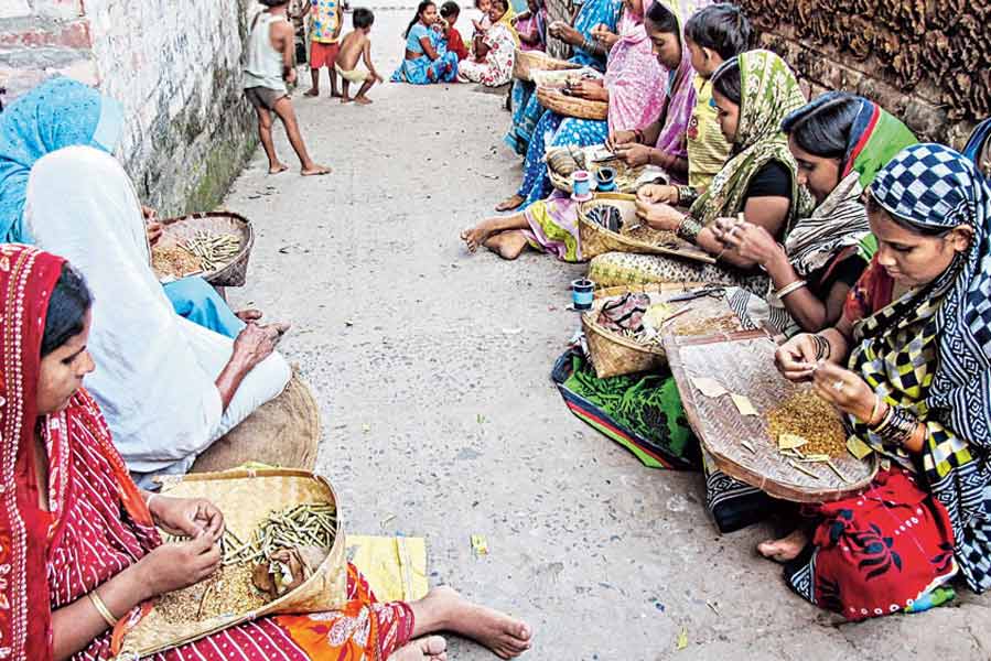 An image of beedi workers