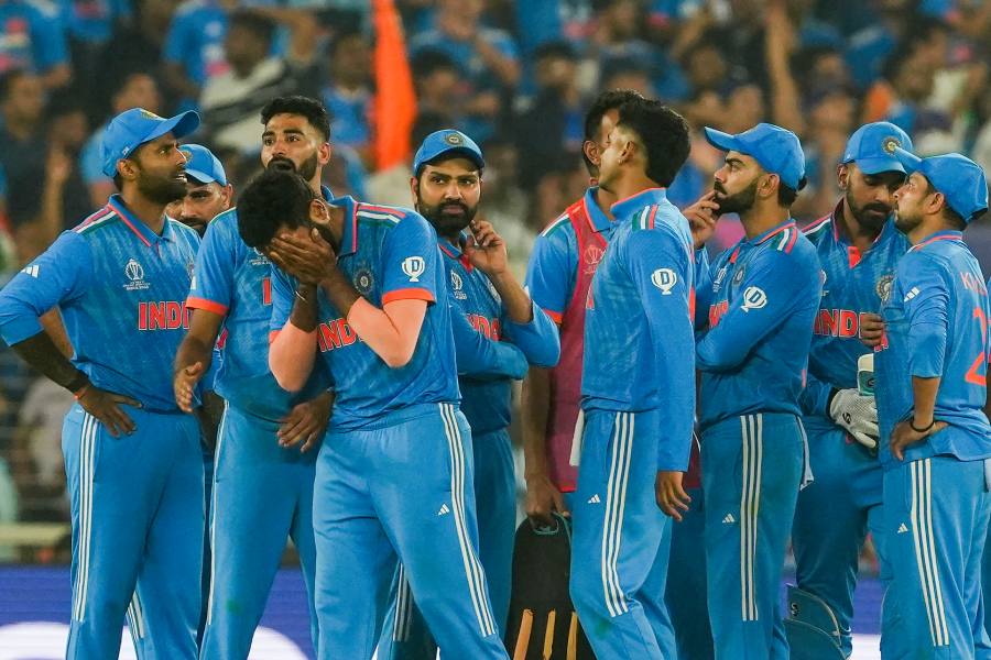 রবিবার গুজরাতের আমদাবাদের নরেন্দ্র মোদী স্টেডিয়ামে ক্রিকেট বিশ্বকাপের ফাইনালে ২০ বছর আগের সেই রাতের স্মৃতিই ভারতবাসীকে ফিরিয়ে দিলেন অজ়িরা। রোহিত শর্মা, বিরাট কোহলিদের দুরমুশ করে ষষ্ঠবার বিশ্বকাপ জিতে নিলেন তাঁরা। 