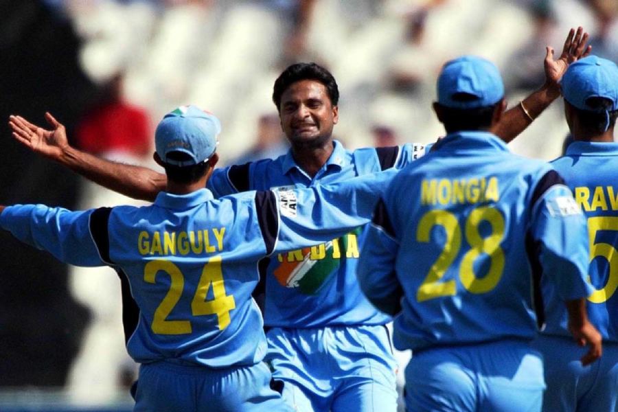 ২০০৩ সালের বিশ্বকাপে ঠিক যা ঘটেছিল, ২০ বছর ব্যবধানে সেই দৃশ্যপট ছিল সম্পূর্ণ বিপরীত। ২০০৩ সালে ১০টি ম্যাচে অপরাজিত থেকে বিশ্বকাপের ফাইনালে উঠেছিল অস্ট্রেলিয়া। এ বার ভারতও ১০টি ম্যাচে অপরাজিত থেকে ‘ফেভারিট’ হিসাবেই ভারত ফাইনালে উঠেছিল। সেই যাত্রা শুরুও হয়েছিল অস্ট্রেলিয়াকে হারিয়ে।   