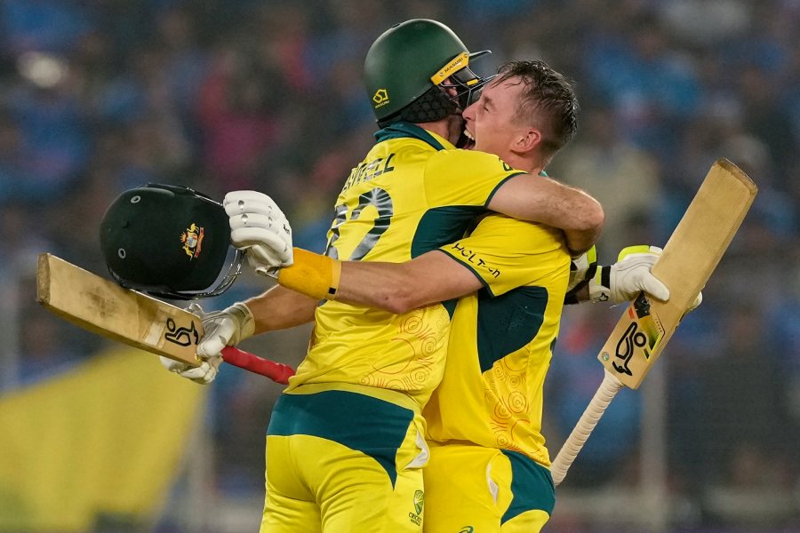 প্রথমে ব্যাট করতে নেমে ৫০ ওভারে ২৪০ রান তোলে ভারত। অস্ট্রেলিয়ার সামনে তারা ২৪১ রানের লক্ষ্য রাখে। বিশ্বকাপে এই প্রথম বার অল আউট হল ভারতীয় দল। তাড়া করতে নেমে মাত্র চার উইকেট হারিয়ে ৪৩ ওভারের মধ্যেই সেই রান তুলে নেন অজ়িরা। 