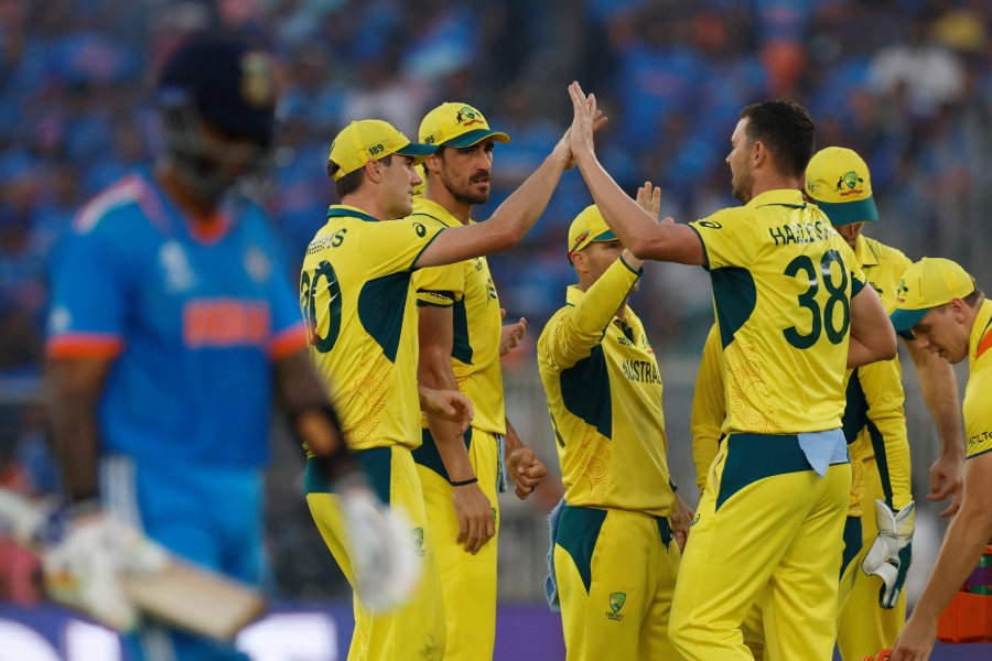 টস জিতে অস্ট্রেলিয়ার অধিনায়ক প্যাট কামিন্স আগে বল করার সিদ্ধান্ত নেওয়ায় প্রশ্ন উঠতে শুরু করেছিল। ঠিক যে ভাবে ২০০৩ সালের বিশ্বকাপ ফাইনালে টসে জিতে সৌরভ গঙ্গোপাধ্যায়ের আগে বল করার সিদ্ধান্ত নিয়ে বিতর্ক হয়েছিল। কিন্তু শেষমেশ সকলকে ভুল প্রমাণিত করলেন কামিন্স, মিচেল স্টার্কেরা। 