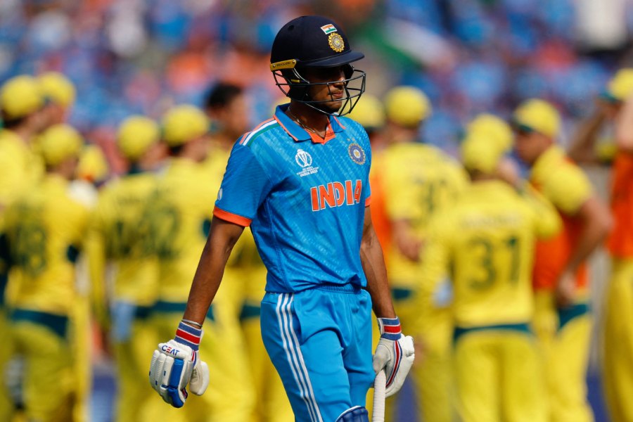 ব্যাট করতে নেমে ভারত অবশ্য শুরুতেই ধাক্কা খায়। মাত্র চার রান করেই ফিরে যেতে হয়েছিল শুভমন গিলকে। তাঁকে ১০-এ ২ নম্বর দিচ্ছে আনন্দবাজার অনলাইন। 