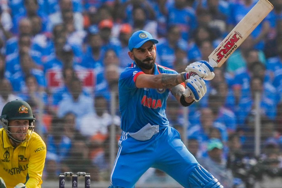 গিল আউট হওয়ার পর রোহিত এবং কোহলিই হাল ধরেন। ভাল এগোচ্ছিলেনও তাঁরা। কিন্তু রোহিত প্যাভিলিয়নে ফিরতেই খানিক গুটিয়ে যায় ভারত। বিরাট এবং লোকেশ রাহুল অবস্থা বুঝে সিঙ্গলস নিয়ে স্কোরবোর্ডে রান তুলতে শুরু করেন। অর্ধশতরানও করেন কোহলি। রাহুল ও বিরাটের জুটিকে দেখে মনেও হচ্ছিল, বড় রানের দিকেই এগোচ্ছে ভারত। কিন্তু ৫৪ রানেই ফিরে যেতে হয় কোহলিকে। কামিন্সের বল বিরাটের ব্যাটে লেগে উইকেট ভেঙে দেয়। এই ম্যাচে তাঁকে ১০-এ ৭ নম্বর দিচ্ছে আনন্দবাজার অনলাইন। 