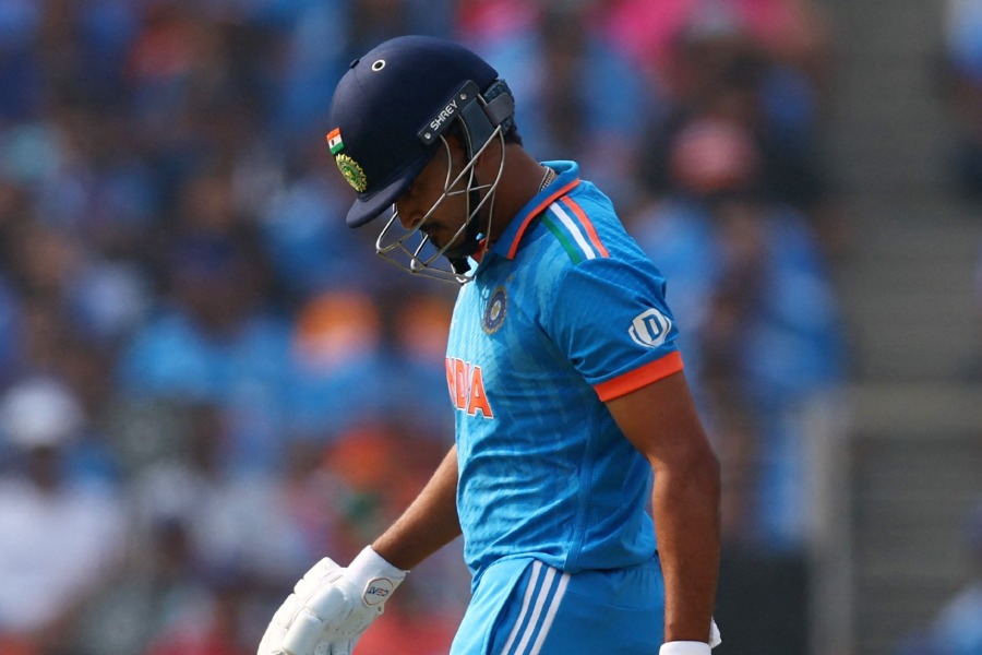 বিরাটের পর নেমেছিলেন শ্রেয়স আয়ার। এই বিশ্বকাপে বিরাট, রোহিতের ব্যাটিং পারফরম্যান্সের পাশাপাশি শ্রেয়সকে নিয়েও বিস্তর চর্চা হয়েছে। বিশেষ করে নিউ জ়িল্যান্ড ম্যাচের পর। ফাইনালেও কঠিন পরিস্থিতিতে তিনি হাল ধরবেন বলেই মনে করা হচ্ছিল। মাত্র চার রান করে আউট হয়ে যান তিনি। শ্রেয়স থাকলে আরও কিছু রান বেশি হতে পারত বলে মনে করা হচ্ছে। তাঁকে ২ নম্বর দিচ্ছে আনন্দবাজার অনলাইন। 