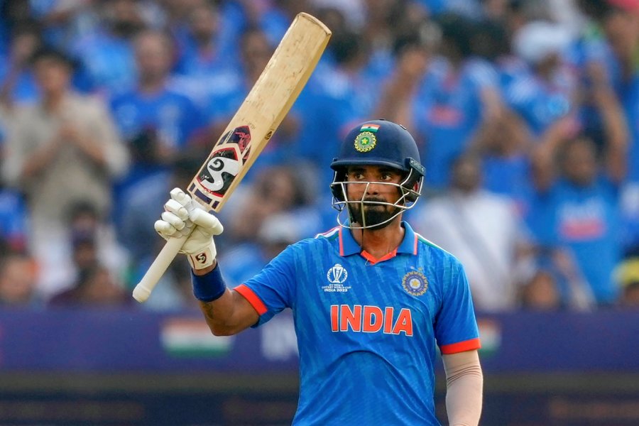 ক্রিজ়ে অনেক ক্ষণ টিকে থেকে ভারতকে সম্মানজনক রানে পৌঁছে দেওয়ার চেষ্টা করছিলেন রাহুল। বিরাট আউট হওয়ার পর তাঁকে ঘিরে যাবতীয় ভরসা ছিল ভারতবাসীর মনে। রাহুল খেলছিলেনও ধরে ধরে। কিন্তু ১০৭ বলে মাত্র ৬৬ রান করেই আউট হন তিনি। তাঁকে ১০-এ ৭ নম্বর দিচ্ছে আনন্দবাজার অনলাইন।