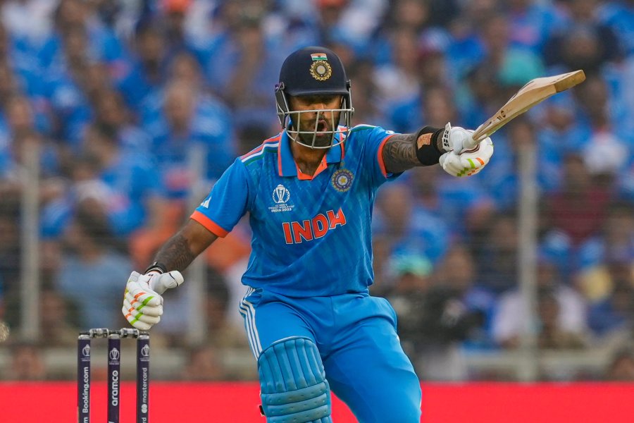 ভারতের আশা ছিল সূর্যকুমার যাদবের উপরও। আইপিএলে ঝোড়ো ইনিংস খেলা সূর্য যদি শেষবেলায় দ্রুত ৫০ রানও করে দিতে পারতেন, তা হলে বোলারদের হাতে আরও কিছু রান বেশি থাকত। কিন্তু সূর্য পারলেন না। স্লগ ওভারে মাত্র ১৮ রান করেন ২৮টি বল খেলে। তাঁকে ১০-এ ৩ নম্বর দেওয়া হচ্ছে।