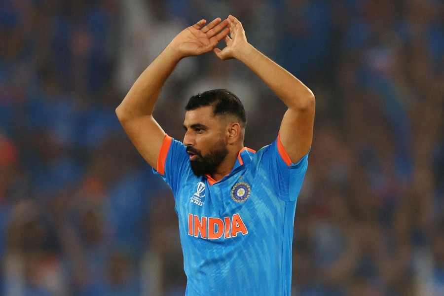 ব্যাটারেরা ফাইনালে সে ভাবে নজর কাড়তে ব্যর্থ হওয়ায় বোলারদের উপরেই ভরসা ছিল। গোটা প্রতিযোগিতায় যশপ্রীত বুমরা, মহম্মদ শামিরা যে দাপট দেখিয়েছিলেন, তা কার্যত উধাও হয়ে গেল ফাইনালে। শামি ছ’ম্যাচে ২৩টি উইকেট নিয়েছিলেন। কিন্তু ফাইনালে প্রথম ওভার থেকেই তাঁর লাইন, লেংথ ঘেঁটে গেল। নতুন বলে বল করছিলেন তিনি। একটি উইকেট নিলেও শামি চাপ তৈরি করতে পারছিলেন না। সাত ওভারে ৪৭ রান দিয়েছেন তিনি। তাঁকে ৩ নম্বর দিচ্ছে আনন্দবাজার অনলাইন। 