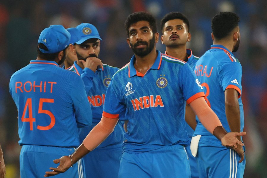 প্রথম ওভারে ১৫ রান দিলেও একটু একটু করে অজ়িদের উপর চার সৃষ্টি করছিলেন বুমরা। পঞ্চম ওভারে মিচেল মার্শ এবং সপ্তম ওভারে স্মিথকে আউট করেন তিনি। তাঁকে ৫ নম্বর দিচ্ছে আনন্দবাজার অনলাইন। 