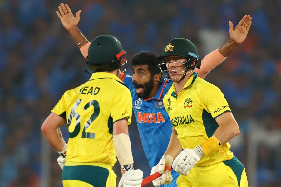 রবীন্দ্র জাডেজা, কুলদীপ যাদব এবং মহম্মদ সিরাজ কোনও ভাবেই চাপ তৈরি করতে পারেননি অজ়ি ব্যাটারদের উপর। তিন উইকেট হওয়ার পরেই ট্রেভিস হেড এবং লাবুশেন জুটি তাঁদের সামনে দেওয়াল তুলে দেন। জাদেজা ব্যাট হাতেও ব্যর্থ হয়েছেন। বিরাট আউট হওয়ার পর তাঁকেই পাঠানো হয়েছিল ভারতের স্কোরবোর্ড এগিয়ে নিয়ে যাওয়ার জন্য। কিন্তু ২২ বলে মাত্র ৯ রান করে আউট হয়েছেন তিনি। 