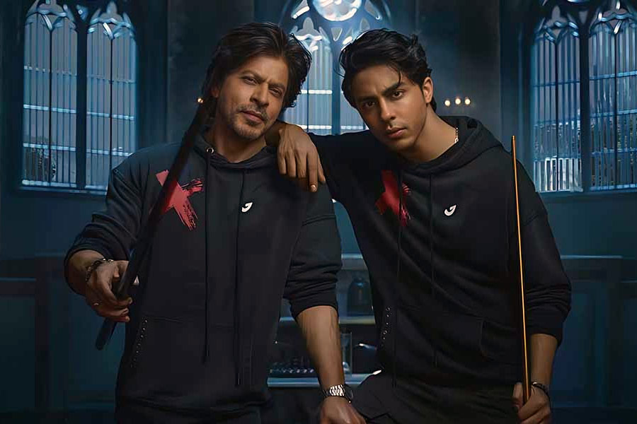 ‘দ্য লায়ন কিং’ ছবিতে মুফাসার পুত্রের চরিত্রের নাম ছিল সিম্বা। সিম্বার নেপথ্যকণ্ঠে ছিলেন শাহরুখের পুত্র আরিয়ান খান।