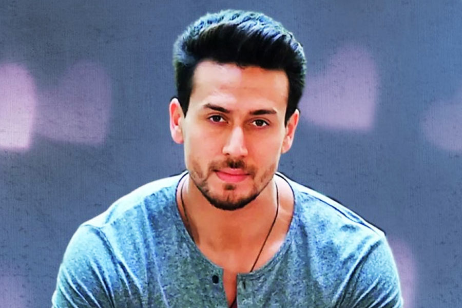 ‘স্পাইডার-ম্যান: হোমকামিং’ ছবির হিন্দি ডাবিংয়ের সময় স্পাইডারম্যানের চরিত্রে কণ্ঠ দিয়েছিলেন বলি অভিনেতা টাইগার শ্রফ।