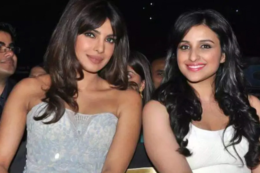 ‘ফ্রোজেন ২’ ছবির হিন্দি ডাবিংয়ের সময় এলসার চরিত্রে নেপথ্যকণ্ঠে ছিলেন প্রিয়ঙ্কা চোপড়া জোনাস এবং অ্যানার চরিত্রে কণ্ঠ দিয়েছিলেন পরিণীতি চোপড়া।