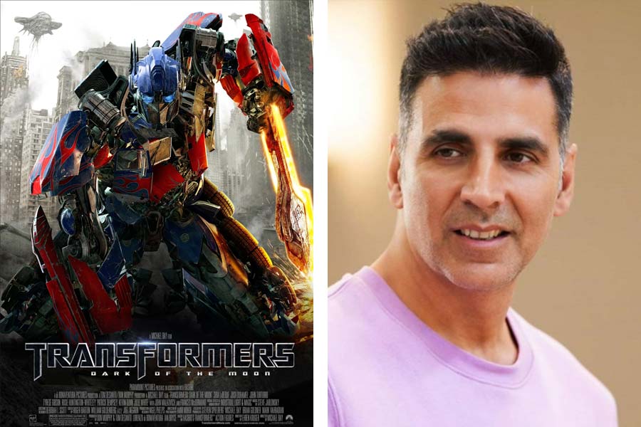২০১১ সালে প্রেক্ষাগৃহে মুক্তি পায় ‘ট্রান্সফরমার্স: ডার্ক অফ দ্য মুন’। এই ছবির হিন্দি ডাবিংয়ে অপটিমাস প্রাইম চরিত্রের নেপথ্যে কণ্ঠ দিয়েছিলেন বলিউডের ‘খিলাড়ি’ অক্ষয় কুমার।