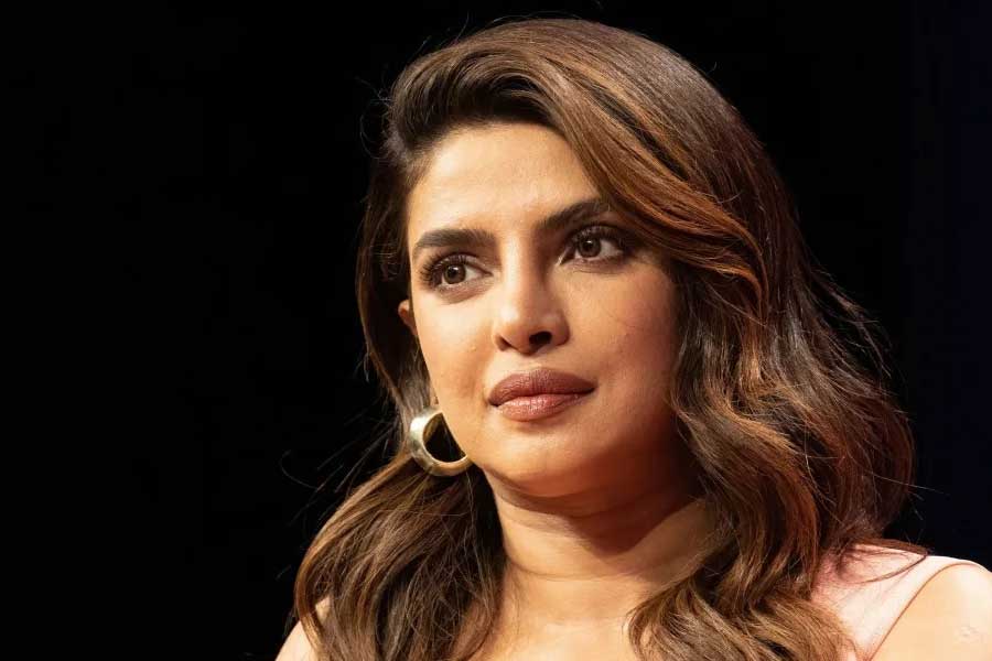 ২০০৩ সালে ‘দ্য হিরো: লভ স্টোরি অফ আ স্পাই’ ছবির মাধ্যমে বলিপাড়ায় আত্মপ্রকাশ করেন প্রিয়ঙ্কা।