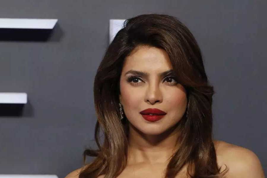 বলিপাড়া সূত্রে খবর, আমির খানের সঙ্গে একটি ছবিতে অভিনয়ের প্রস্তাব পেয়েছিলেন প্রিয়ঙ্কা। কিন্তু সময়ের অভাবে সেই ছবিতে অভিনয় করতে পারেননি তিনি।