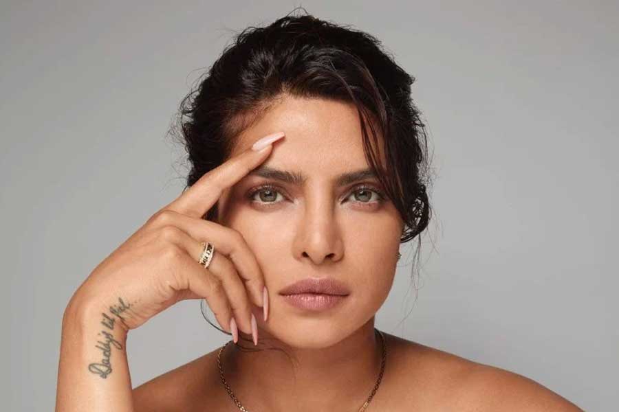 ২০০৮ সালে প্রেক্ষাগৃহে মুক্তি পায় আমিরের ‘গজিনী’ ছবিটি। এই ছবিতে কল্পনার চরিত্রের জন্য ছবিনির্মাতাদের প্রথম পছন্দ ছিলেন প্রিয়ঙ্কা। কিন্তু সময়ের অভাবে সেই প্রস্তাব খারিজ করে দেন অভিনেত্রী।