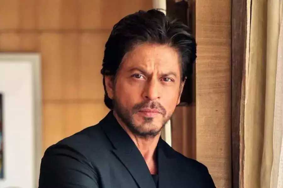 রজনীকান্ত নন, ‘রোবট’ ছবিতে প্রথমে অভিনয়ের কথা ছিল শাহরুখ খানের। শাহরুখের সূত্রে এই ছবিতে অভিনয়ের কথা ছিল প্রিয়ঙ্কারও।