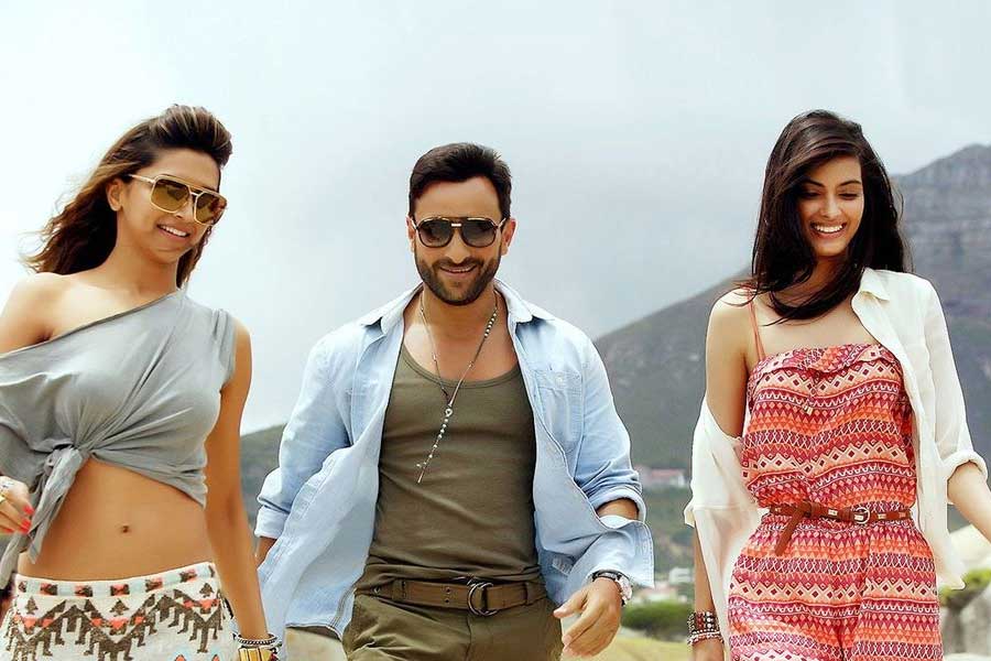 বলিপাড়া সূত্রে খবর, ‘ককটেল’ ছবিতে ভেরোনিকা চরিত্রের জন্য ছবিনির্মাতাদের প্রথম পছন্দ ছিলেন প্রিয়ঙ্কা। কিন্তু প্রিয়ঙ্কা সেই প্রস্তাব খারিজ করে দেন। পরে সেই চরিত্রে অভিনয় করতে দেখা যায় দীপিকাকে।