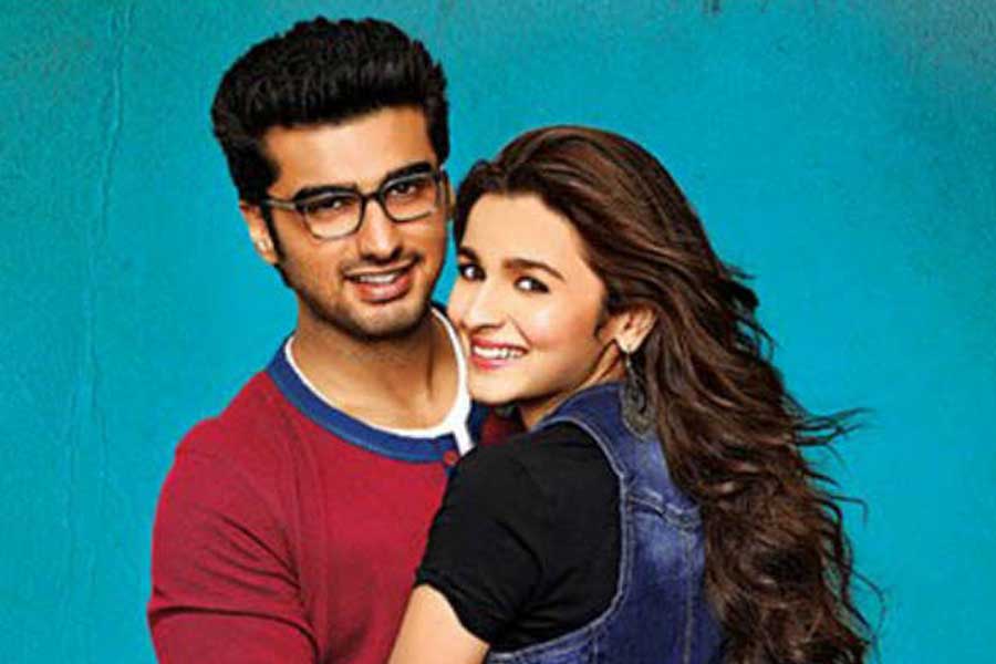 বলিপাড়া সূত্রে খবর, ‘টু স্টেটস’ ছবির অভিনেত্রী হিসাবে আলিয়া নন, ছবিনির্মাতাদের প্রথম পছন্দ ছিল প্রিয়ঙ্কা। কিন্তু প্রিয়ঙ্কা সেই সময় অন্য ছবির শুটিং নিয়ে ব্যস্ত ছিলেন বলে ‘টু স্টেটস’ ছবির শুটিংয়ের জন্য সময় বার করতে পারেননি।