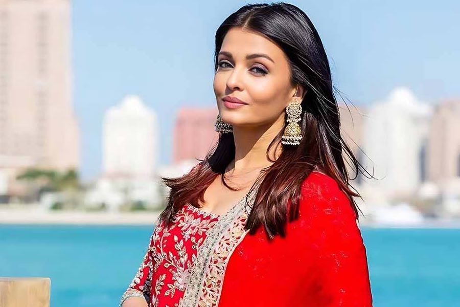 বলিপাড়া সূত্রে খবর, ‘হিরোইন’ ছবিতে মুখ্যচরিত্রে অভিনয়ের জন্য প্রথমে প্রিয়ঙ্কাকে প্রস্তাব দেওয়া হয়। প্রিয়ঙ্কা সেই প্রস্তাব খারিজ করলে ঐশ্বর্যাকে মুখ্যচরিত্রে অভিনয়ের প্রস্তাব দেওয়া হয়।