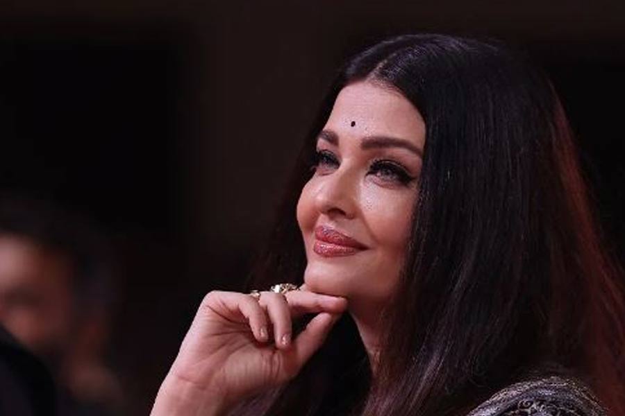 বলিপাড়া সূত্রে খবর, ‘হিরোইন’ ছবির শুটিংয়ের সময় অন্তঃসত্ত্বা ছিলেন ঐশ্বর্যা। তাই এই ছবিতে অভিনয়ের প্রস্তাব খারিজ করেন তিনি। ঐশ্বর্যার পর করিনার কাছে যান ছবিনির্মাতারা। মুখ্যচরিত্রে অভিনয় করতে রাজি হন তিনি।