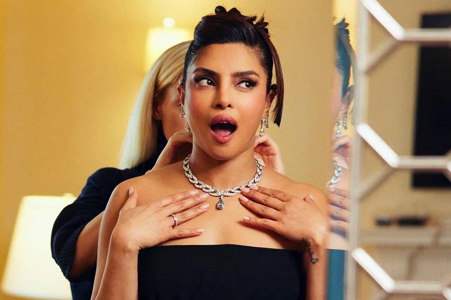 বলিপাড়া সূত্রে খবর, আলিনার চরিত্রের জন্য প্রথমে প্রিয়ঙ্কাকে পছন্দ করেছিলেন ‘রেস ২’ ছবির নির্মাতারা। কিন্তু সেই সময় ‘ডন ২’ ছবির কাজ নিয়ে ব্যস্ত ছিলেন বলে ‘রেস ২’ ছবিতে অভিনয়ের প্রস্তাব খারিজ করে দেন প্রিয়ঙ্কা।