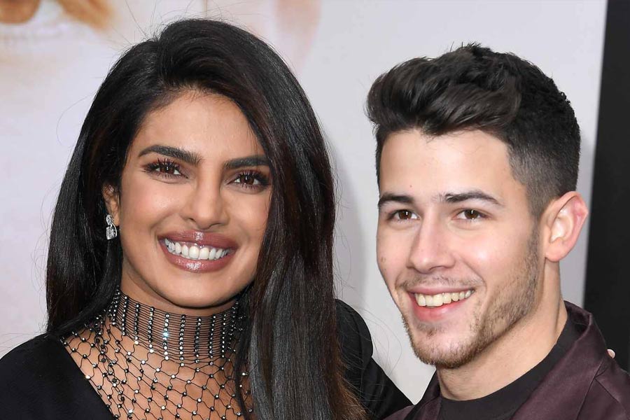 বলিপাড়ায় কানাঘুষো শোনা যায়, ‘ভারত’ ছবির শুটিং শুরুর এক দিন আগে নাকি প্রিয়ঙ্কা এই ছবি থেকে নিজেকে সরিয়ে নেন। সেই সময়েই নাকি নিক জোনাসের সঙ্গে সাত পাকে বাঁধা পড়তে চলেছিলেন তিনি। তাই এই সিদ্ধান্ত নেন অভিনেত্রী।