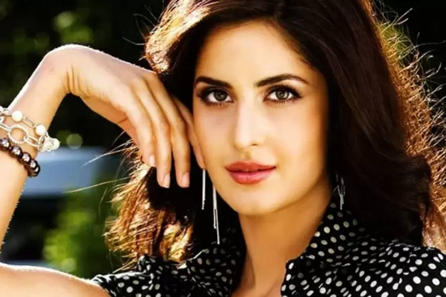 ‘ভারত’ ছবিতে অভিনয়ের প্রস্তাব প্রিয়ঙ্কা খারিজ করে দিলে ক্যাটরিনা কইফের কাছে যান ছবিনির্মাতারা। পরে সলমনের সঙ্গে এই ছবিতে অভিনয়ও করেন ক্যাটরিনা।