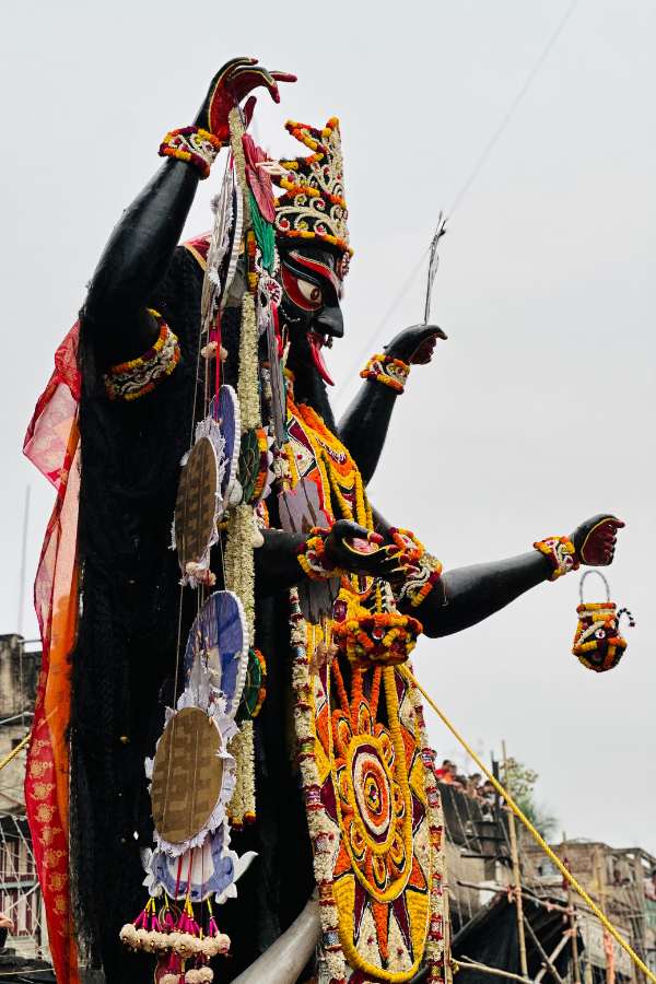 পুজোর শেষে বাড়ি ফেরার পালা। বিসর্জনের পথে নৈহাটির বড়মা।  