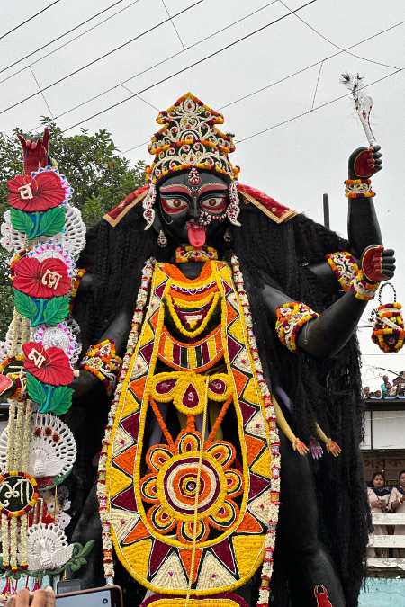 সোনার অলংকার ছেড়ে ফুলের সাজে সজ্জিত বড়মা। হাতে চাঁদ মালা। 