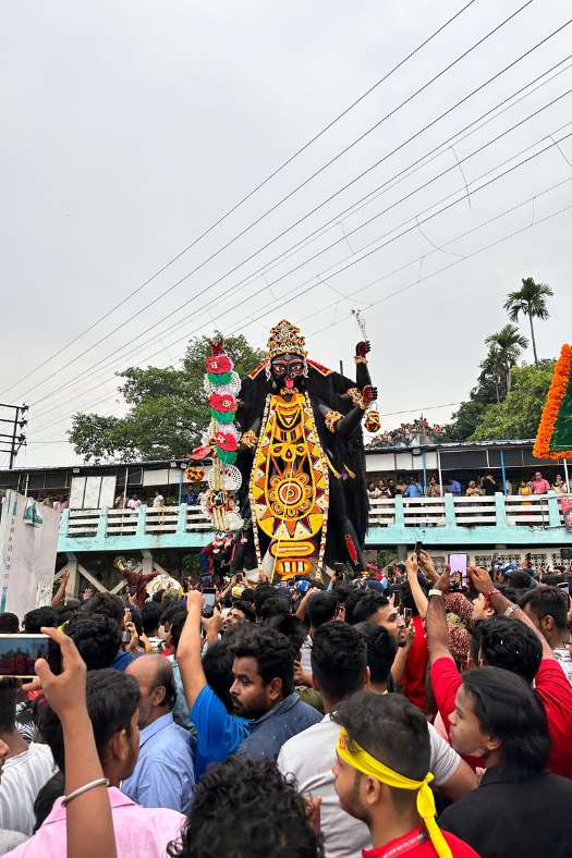 ভাসানেও সেই একই চিত্র। ভক্তদের ভিড়ে মা ফিরে চললেন স্বর্গে। 