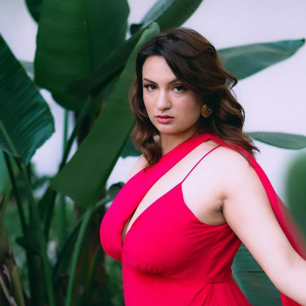 অবশ্য বালুঘড়িকে যদি আদর্শ মানতে হয়, তবে তেমন ঢেউখেলানো চেহারা তাঁরও আছে। বস্তুত শরীরের ঢেউকে ভালইবাসেন তিনি। প্লাস সাইজ় তাই তাঁর আত্মবিশ্বাস ‘মাইনাস’ করতে পারেনি। 