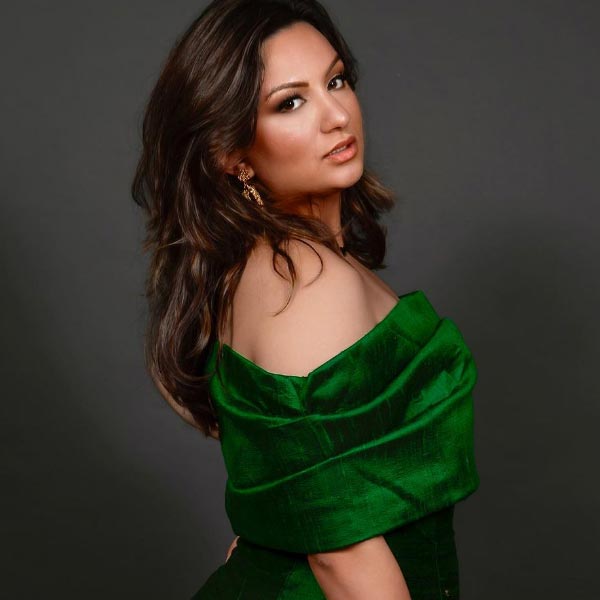 উচ্চতা গড়পড়তাদের থেকে অনেকটাই বেশি। ৫ ফুট ৭ ইঞ্চি। পাল্লা দিয়ে ওজনও ৮০ কেজির বেশি। তবে তাঁর লাবণ্য, আকর্ষণীয় হাসি, আত্মবিশ্বাস এবং স্টাইল মুগ্ধ করে সৌন্দর্য দুনিয়ার তাবড় ব্যক্তিত্বদের। 