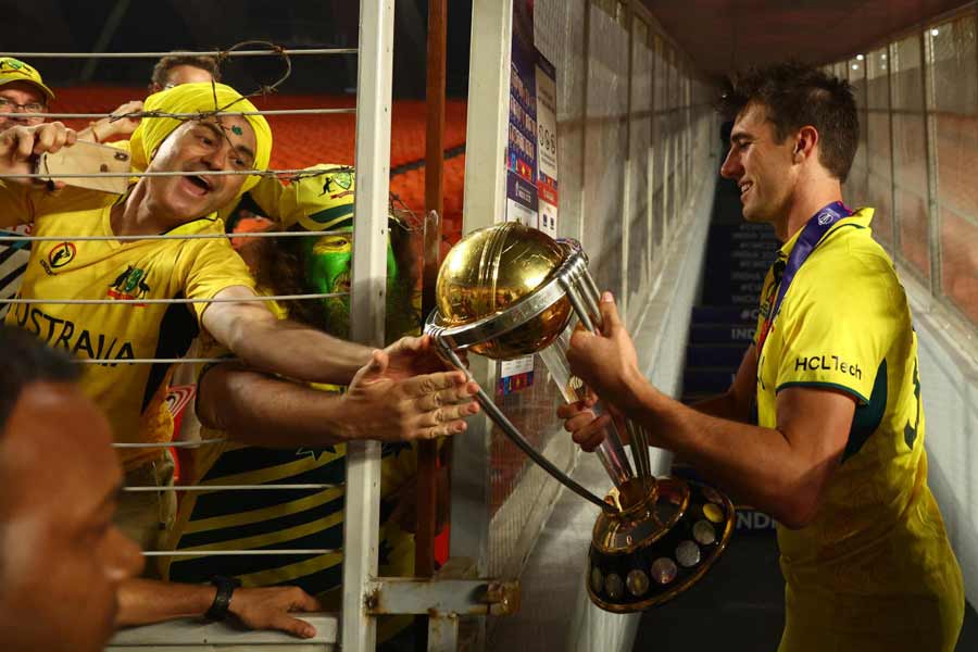 অস্ট্রেলিয়ার ক্রিকেটারদের সঙ্গে ট্রফি নিয়ে ভালবাসা দেখা গিয়েছে সমর্থকদের মধ্যেও। কামিন্স ট্রফি নিয়ে সাজঘরে উঠে যাওয়ার সময় হাত বাড়িয়ে এক বার ট্রফিটি ছোঁয়ার চেষ্টা করছিলেন দুই সমর্থক। একটু ছোঁয়ার সেই আকুতি বুঝিয়ে দেয় ট্রফি কতটা দামি তাঁদের কাছেও।