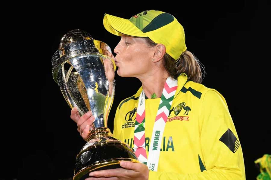 অস্ট্রেলিয়ার মেয়েরাও গত বছর ৫০ ওভারের বিশ্বকাপ জিতেছিল। সেই ট্রফি জয়ের পর মেগ ল্যানিংকে দেখা যায় পরম আদরে ট্রফিতে চুম্বন করতে। এমন দৃশ্যই তো বার বার দেখা গিয়েছে ক্রিকেটে।